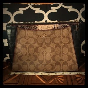 Coach Clutch! Used in perfect condition:)